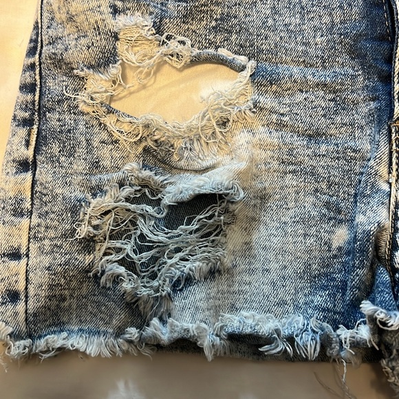 Distressed light blue shorts - Picture 6 of 7